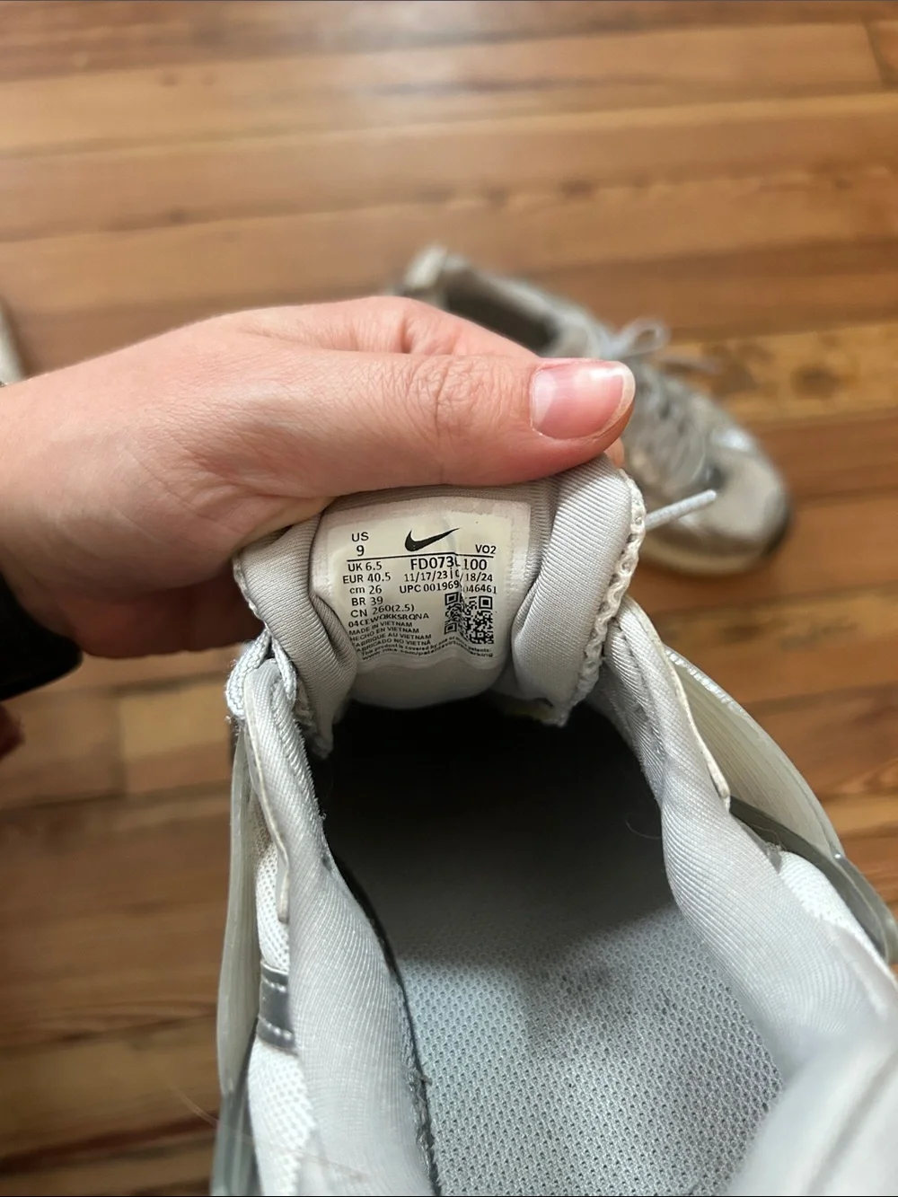 Nike Women's Silver and Light Gray Mesh Leather Running Shoes - Picture 5 of 6